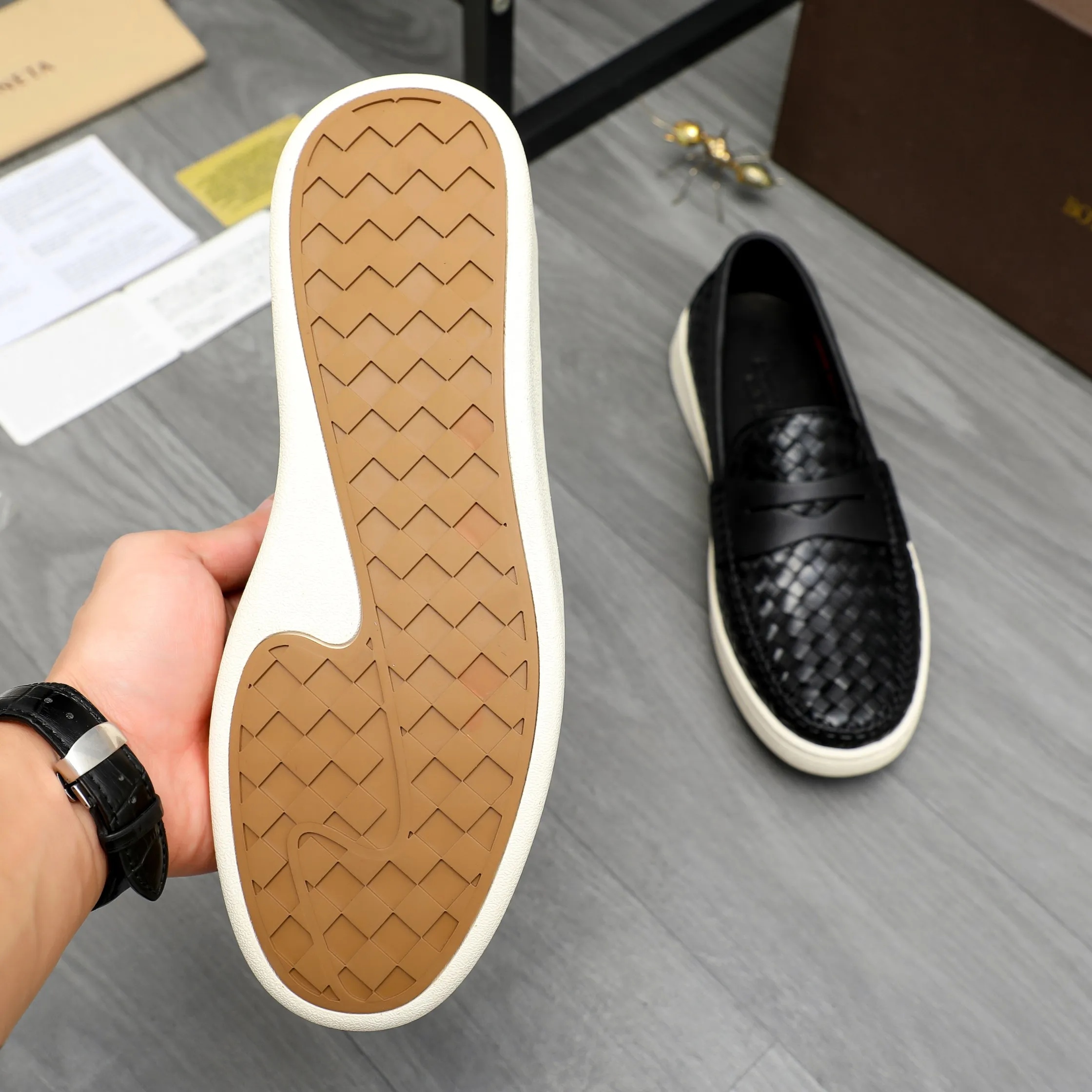 Men's shoes 💰500 Product trademark: BV "Bottega Veneta" woven slip-on casual men's shoes Regular size: 38-45 (custom-made 45 non-returnable) Product materials: Selected woven cowhide upper, cowhide lining, rubber outsole